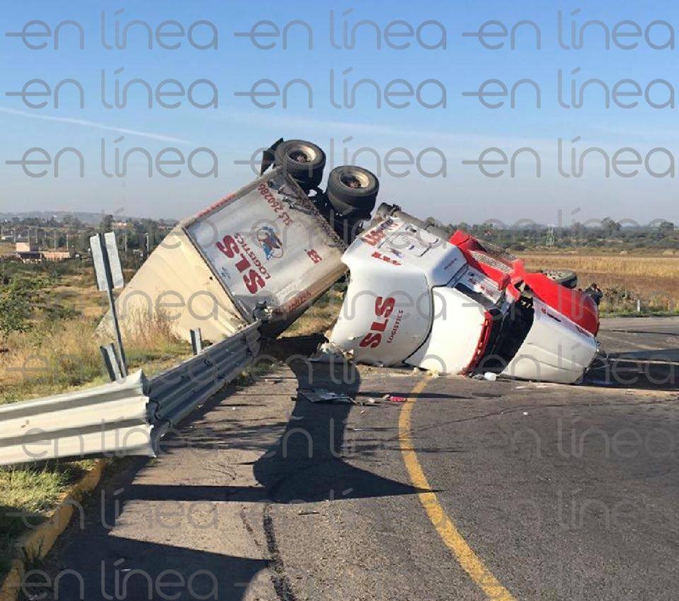 Ocasiona volcadura de tráiler caos vial en la León-Silao