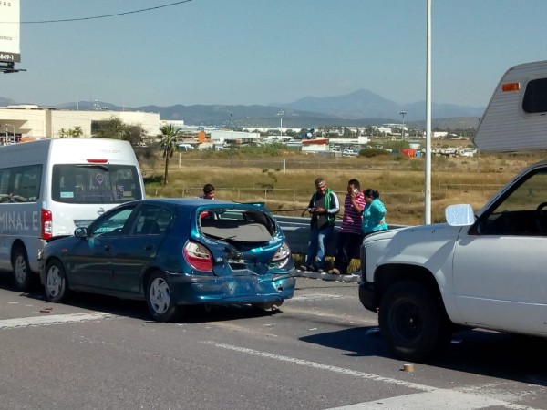 Choque múltiple empeora tráfico en el acceso al aeropuerto