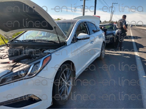 Detienen a mujer en auto robado con arma, cartuchos y pasamontañas