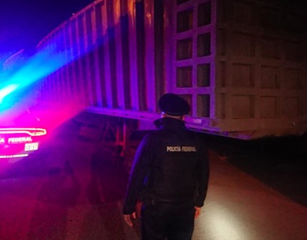 Policía Federal asegura remolque robado