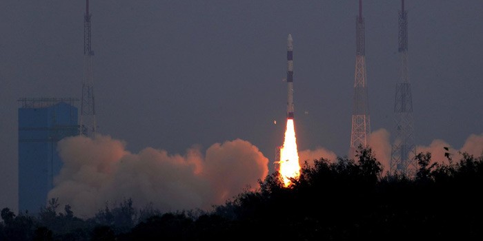 India lanza con éxito 31 satélites incluido uno que estudiará la Tierra