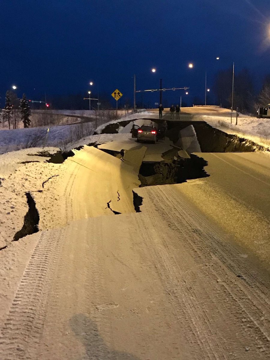 Destruye sismo de 7 grados carreteras de Alaska; esperan tsunami