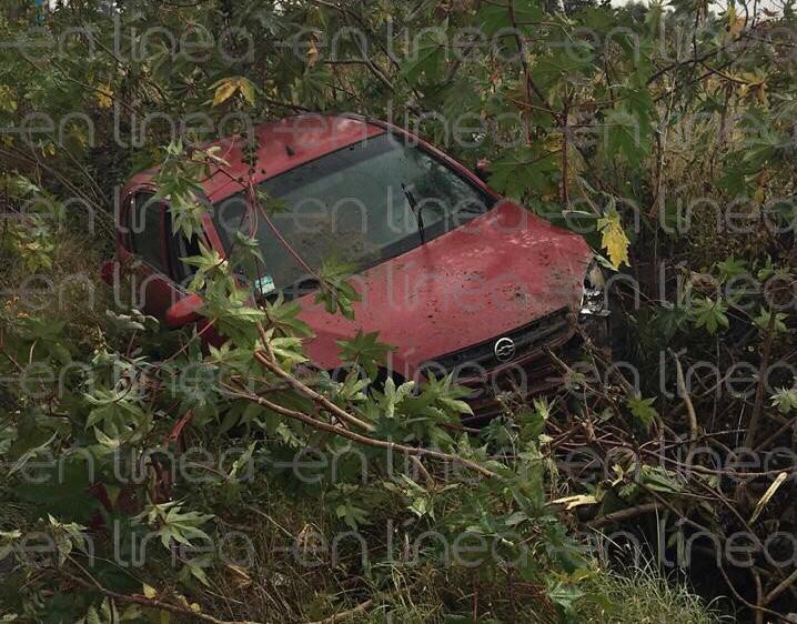 Conductor pierde el control de auto y se sale del camino en la León-Silao