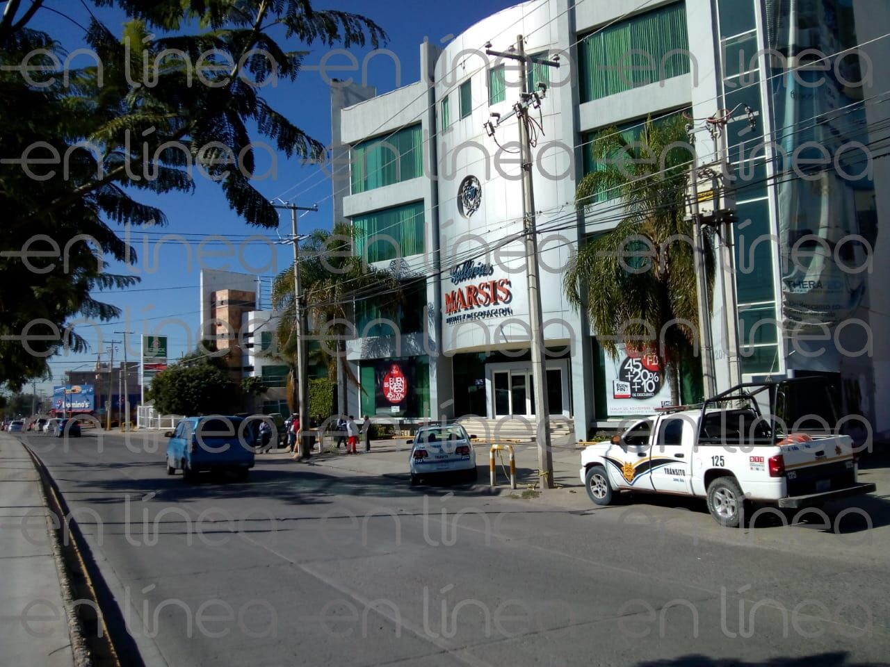 Muere por un infarto mientras conducía; choca con poste