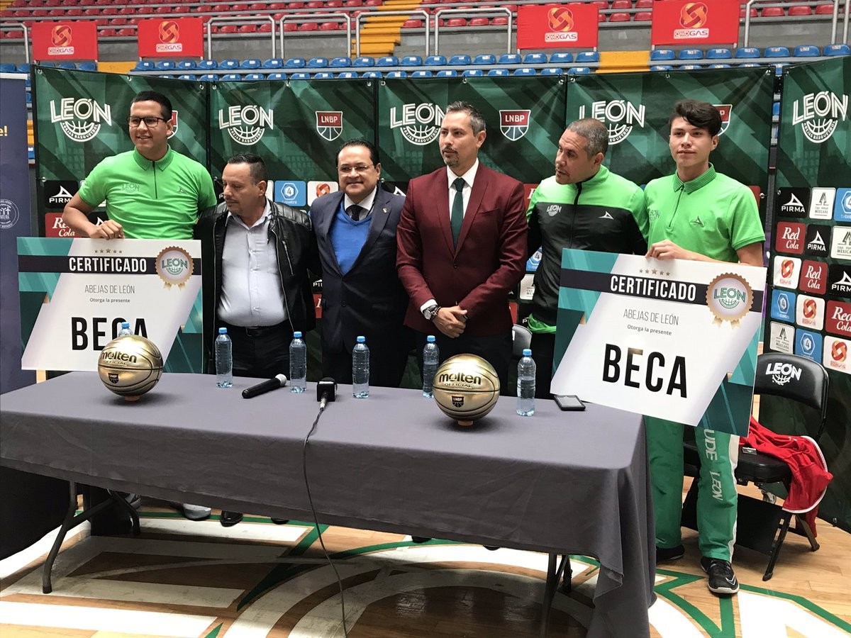 Abejas beca a dos jóvenes leoneses