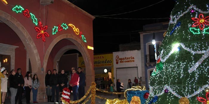 Encienden tradicional árbol de Navidad en Purísima del Rincón