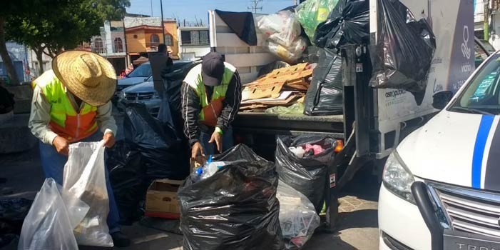 SIAP entrega nochebuenas a cambio de material reciclable