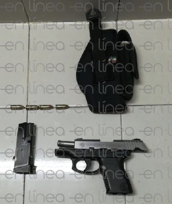 Detienen a adolescente con dos armas de fuego