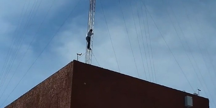 Funcionario estatal intenta suicidarse al ser despedido
