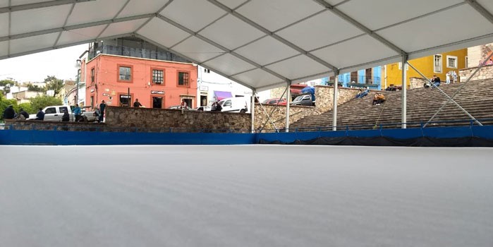 Instalan pista de hielo en la explanada de la Alhóndiga