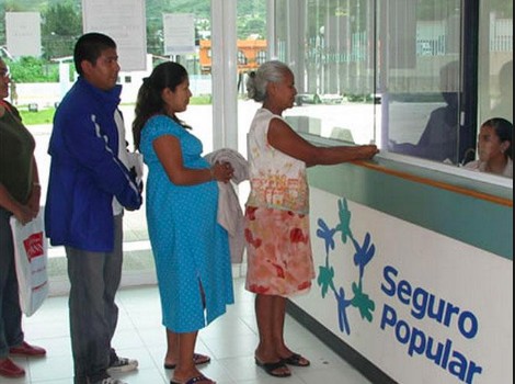 AMLO anuncia desaparición de Seguro Popular