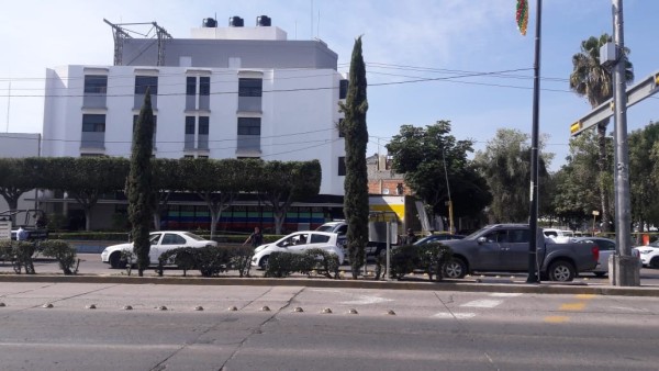 Muere hombre al arrojarse de segundo piso de hotel