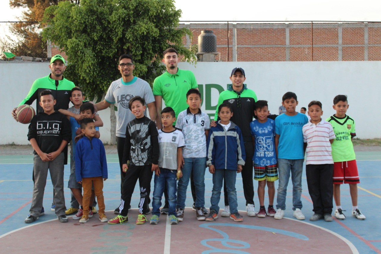 Abejas convive con niños en Lomas de Medina