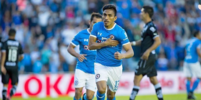 Ángel Mena refuerza al León