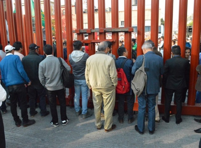 Llevan diputados más de siete horas “sitiados“ por campesinos