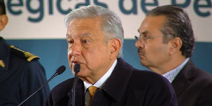 Robo de combustible se combatirá dentro y fuera de Pemex, afirma López Obrador