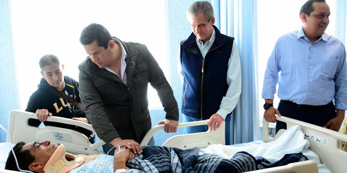 Garantizan autoridades atención médica a víctimas de volcadura de un camión urbano