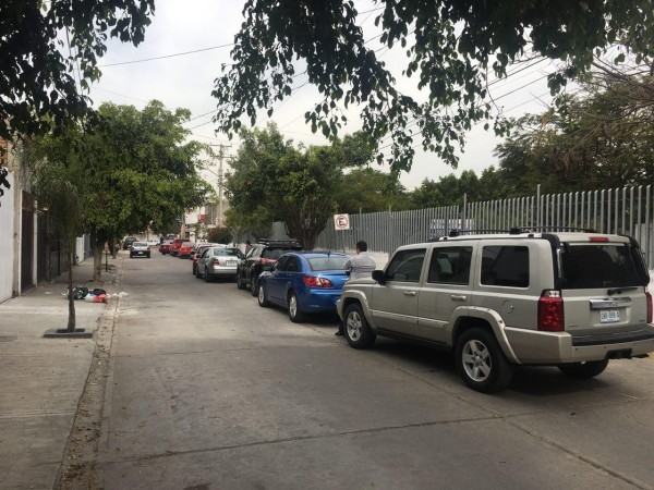 Ante aumento en multas, automovilistas en León atiborran centros por verificación