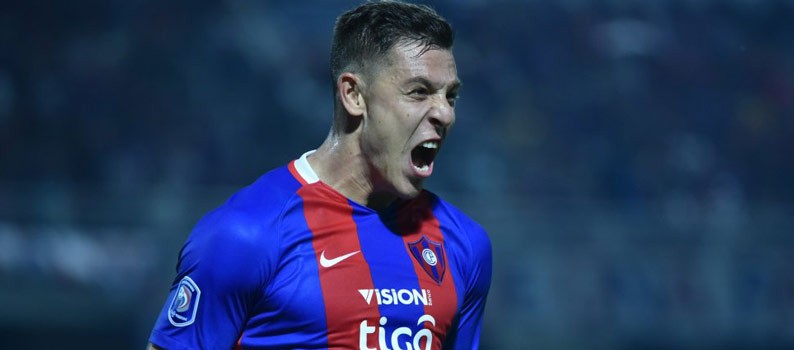 León ofertó por Diego Churín