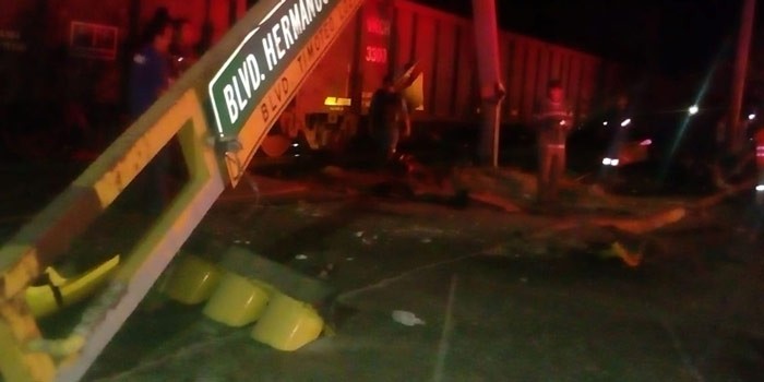 Choca tráiler contra tren en Timoteo Lozano y Francisco Villa