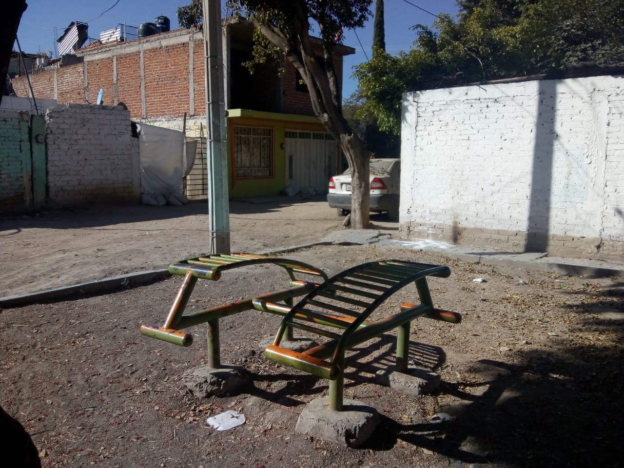 Llevaban a sus hijos a la escuela y hallaron un cadáver en el parque