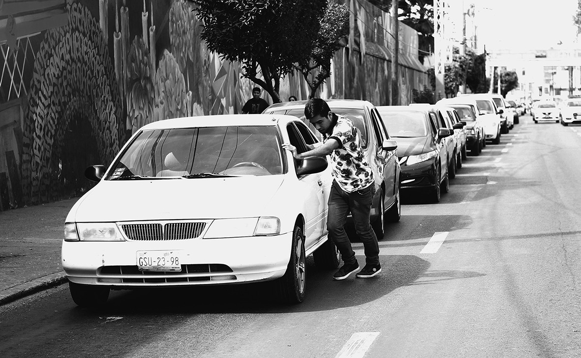 El calvario de cargar gasolina