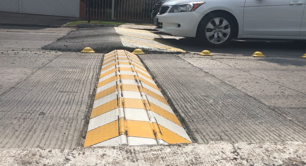 El primer tope inteligente: si le bajas, se baja