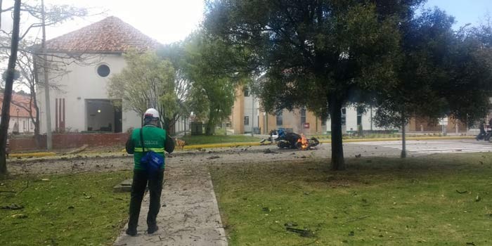 Explota coche bomba en escuela de la Policía de Bogotá: 9 muertos y más de 50 heridos