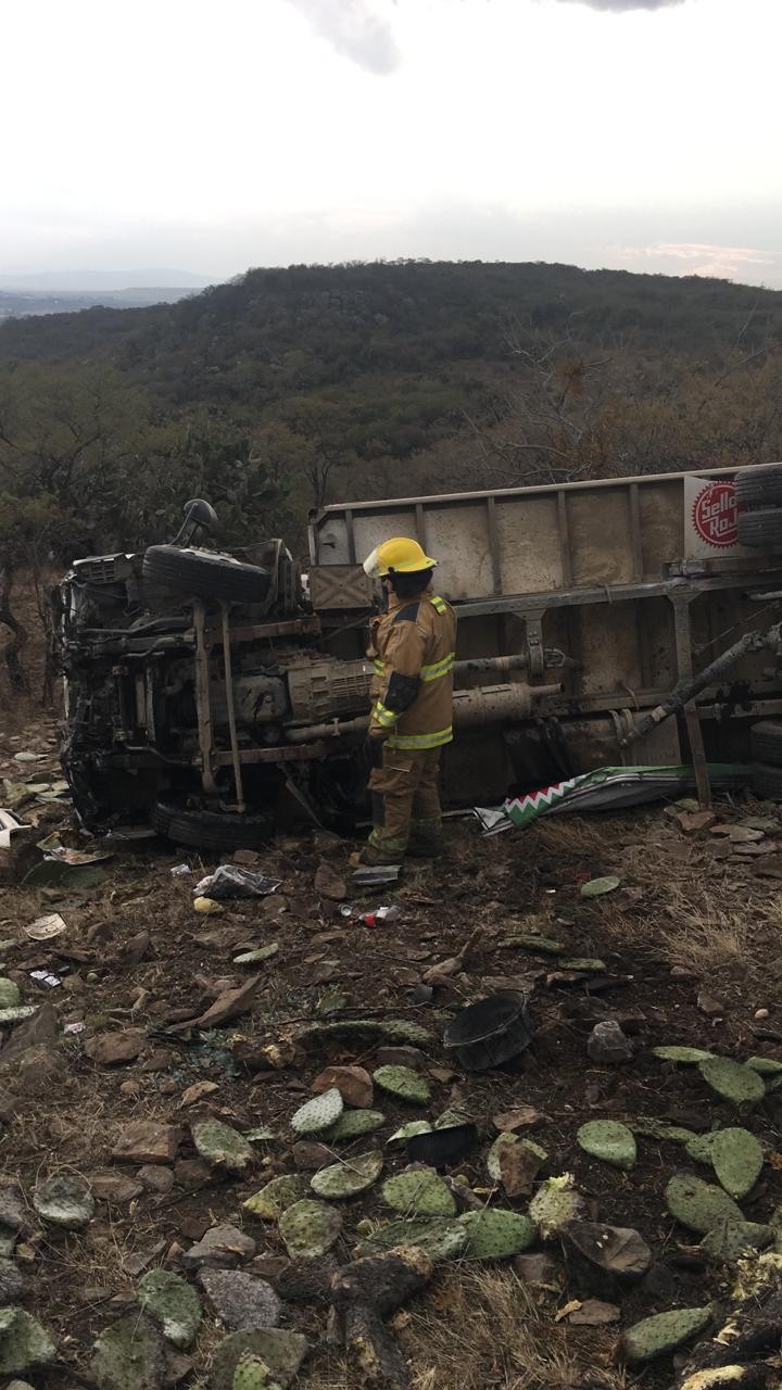 Vuelca camión lechero en Comanjilla
