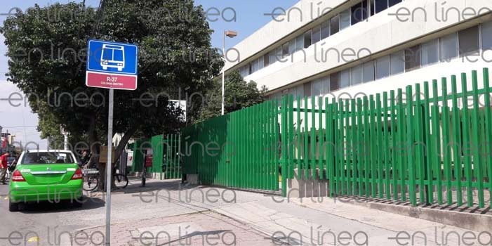 Se lesiona policía al caer de motocicleta