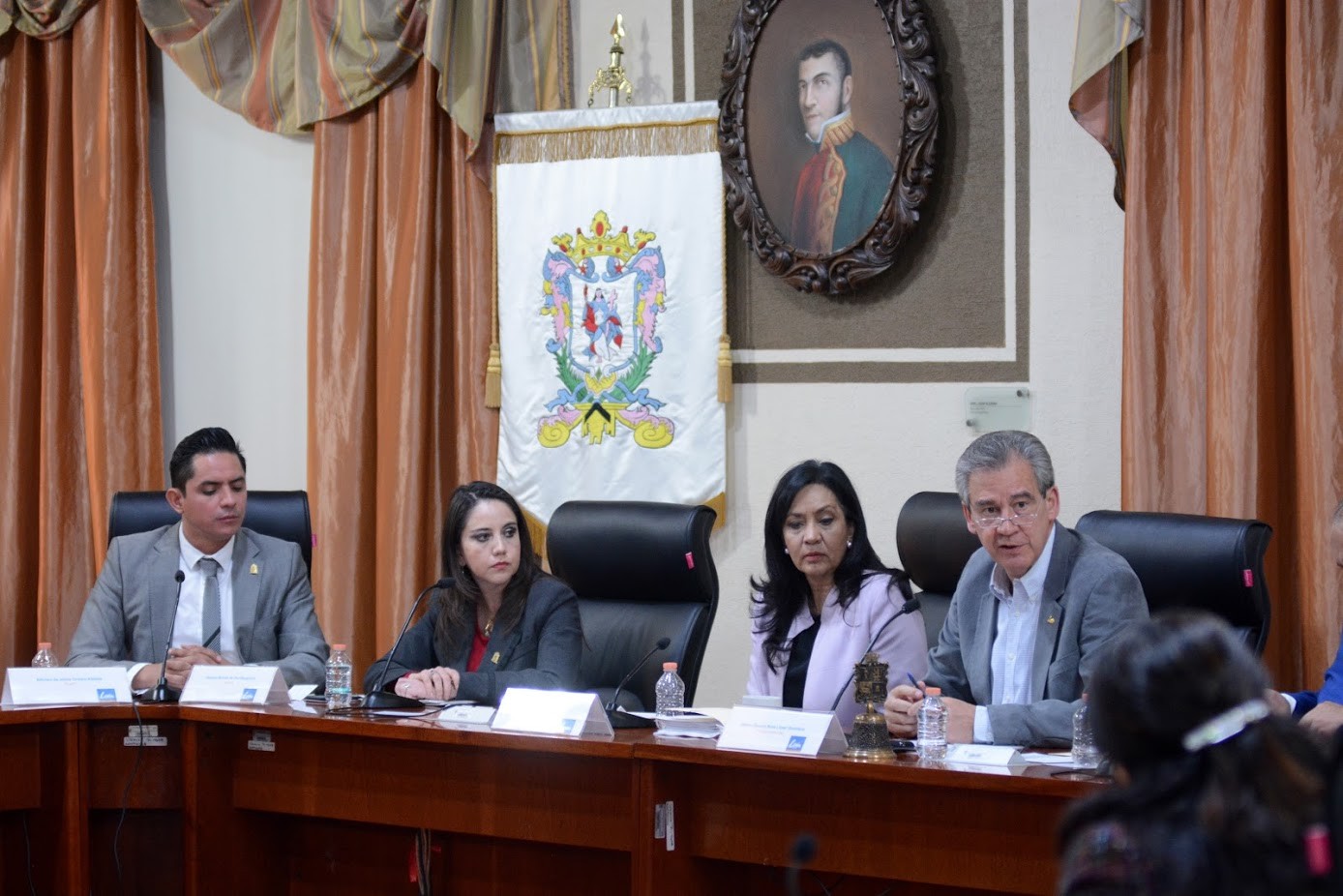 Pide regidora que vehículos oficiales sean resguardados los fines de semana ante desabasto