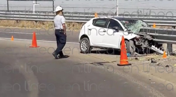 Muere hombre al incrustar su carro en barra de contención de autopista