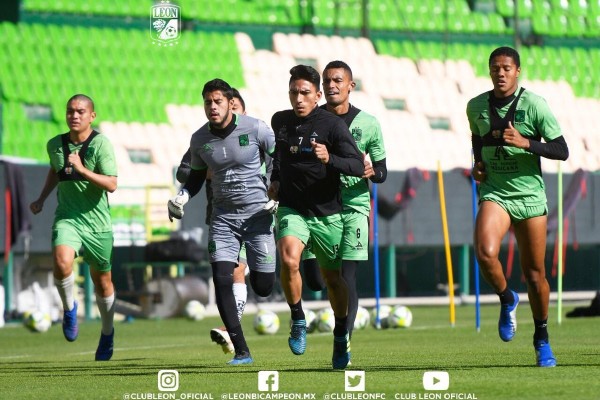 Un golpeado León enfrenta a Gallos con dudas