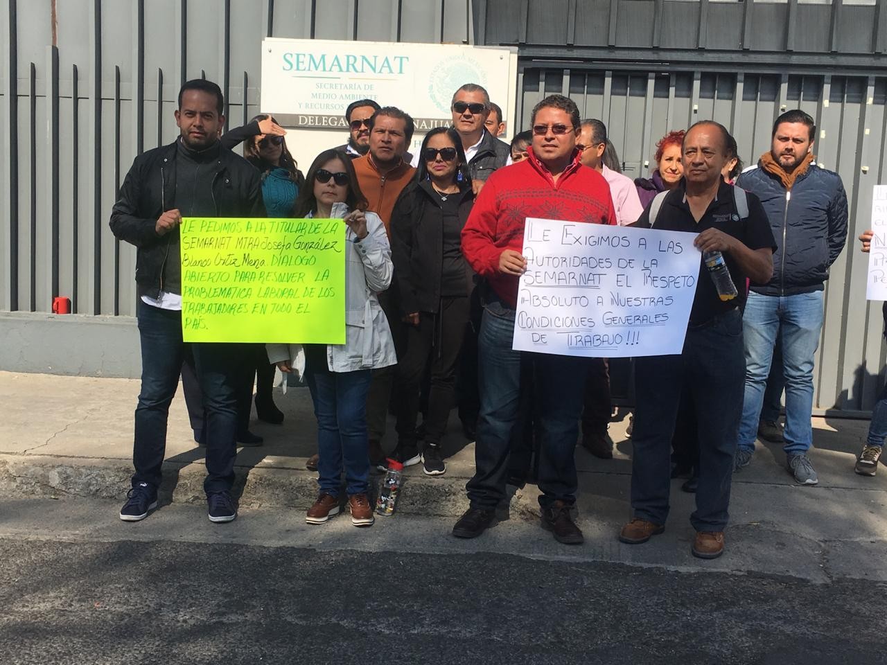 Hacen paro laboral trabajadores de Semarnat