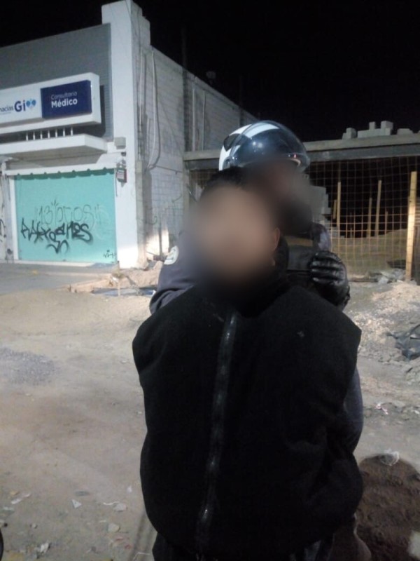 Detienen tránsitos a dos hombres por presunto robo