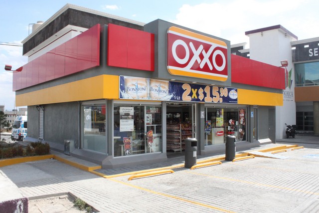 Asaltan dos tiendas Oxxo