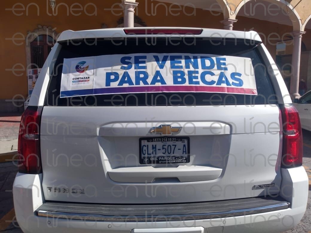 Vende Cortazar camioneta del alcalde para dar becas, ¿crees que todos deben hacerlo?