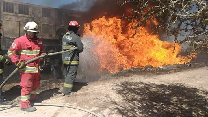 Explota pipa con combustible al intentar ganarle al tren