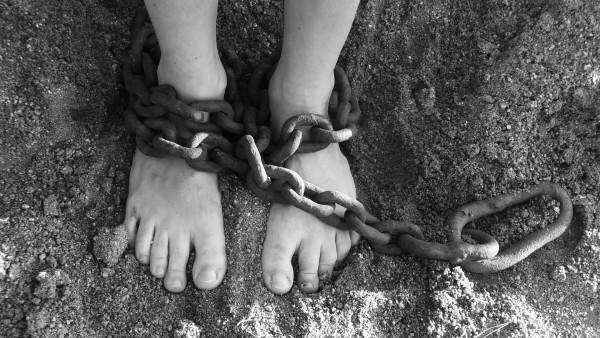 Rescatan a niña amarrada a un mueble dentro de su casa