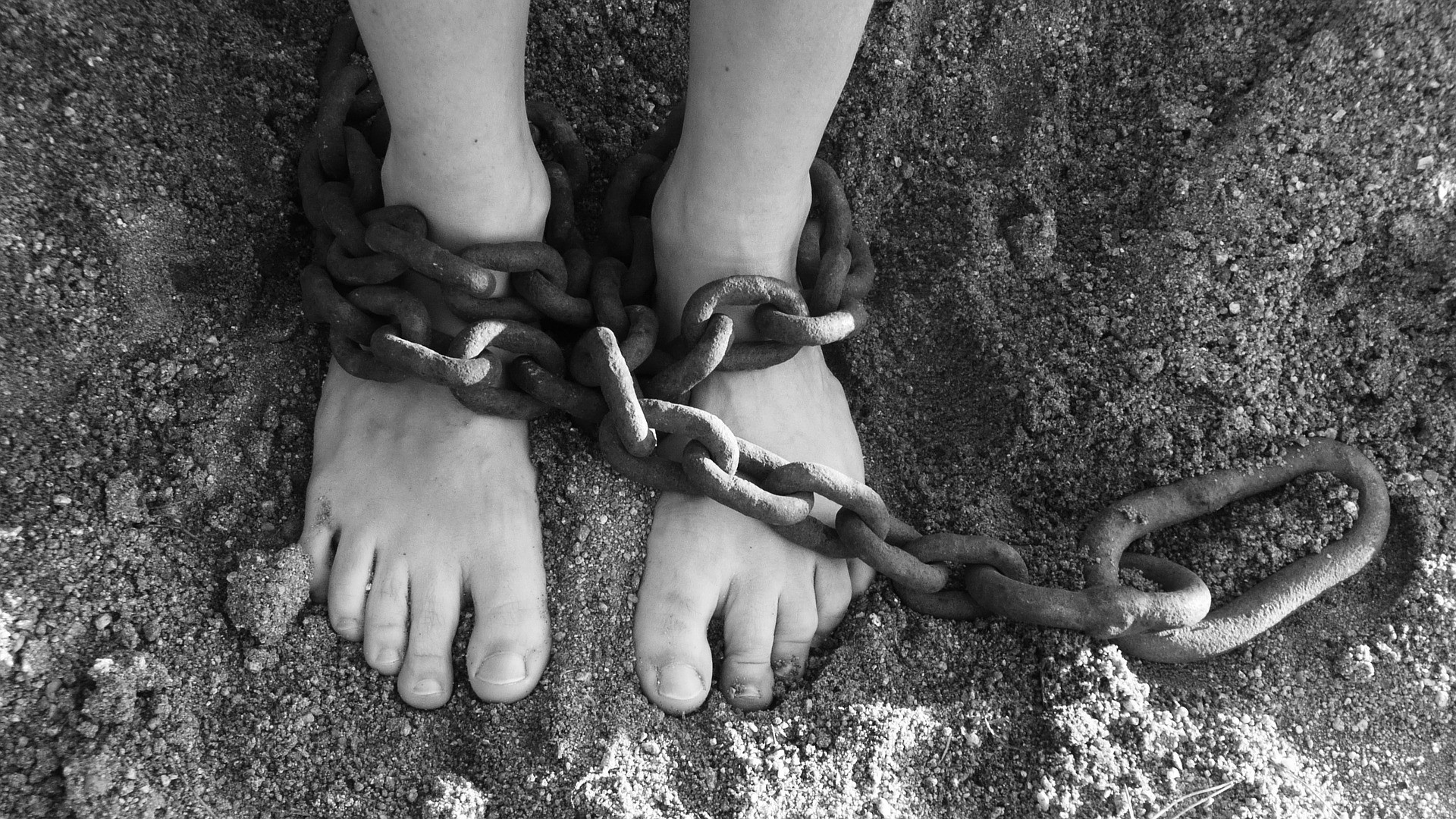 Rescatan a niña amarrada a un mueble dentro de su casa