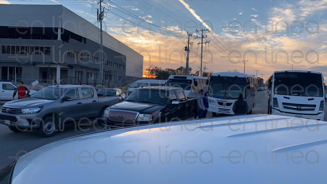 Bloquean contratistas acceso a Michelin