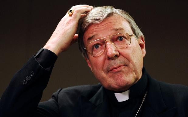 El papa Francisco ordenó que cardenal no se acerque a niños
