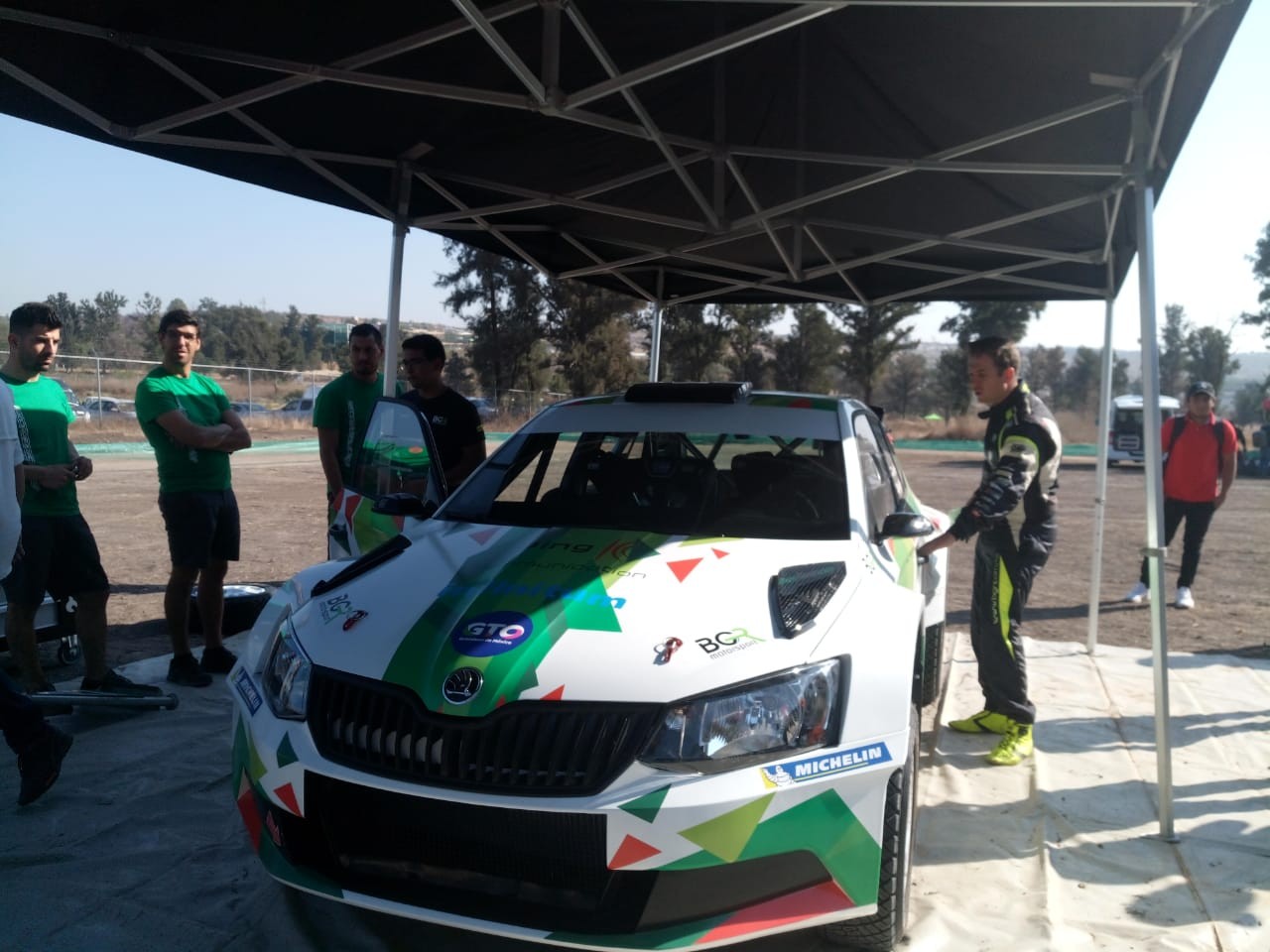 Prueban pilotos sus bólidos en el Monday Test