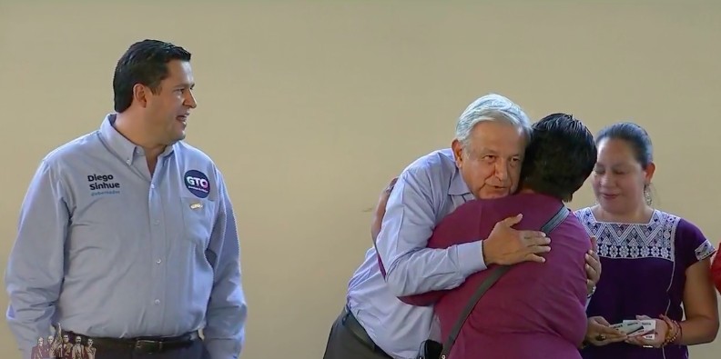 Resuena duelo de porras en evento de AMLO en León