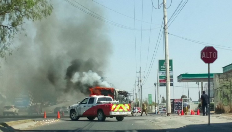 Se incendia camión suburbano en la salida a Silao
