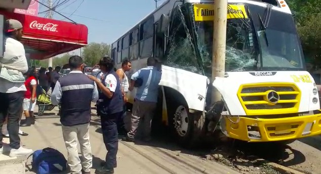 Provoca niño en la calle accidente de camión urbano