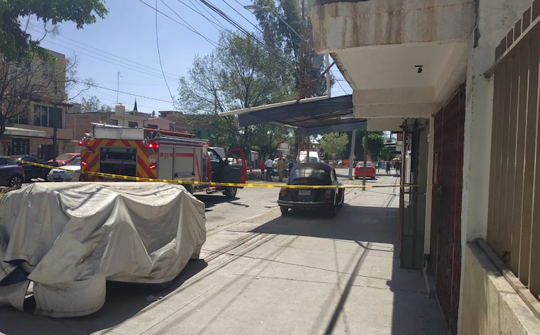 Perforan empleados municipales tubo de gas y causan fuga