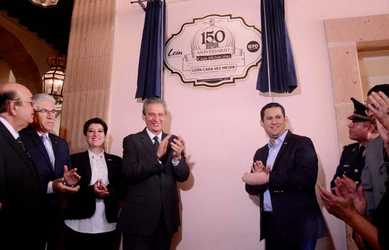 Develan placa por 150 años de la Presidencia Municipal de León