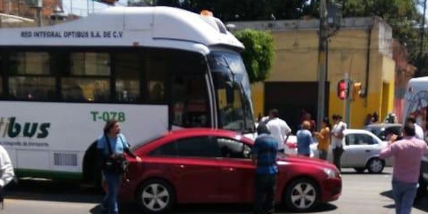 Tres mujeres lesionadas al chocar contra un camión articulado