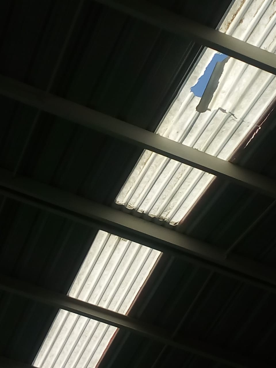 Muere empleado de fábrica al caer de techo